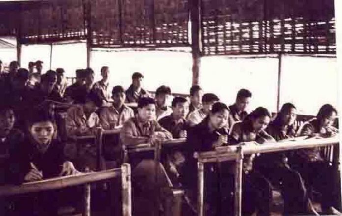 Thầy và trò trong giờ học tại khu sơ tán Lạng Sơn.
