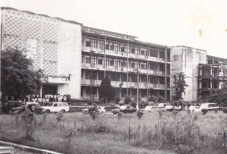 Cây Khoa học trước sảnh tòa nhà C1 năm 1986 — khuôn viên Trường những năm đầu Đổi mới.