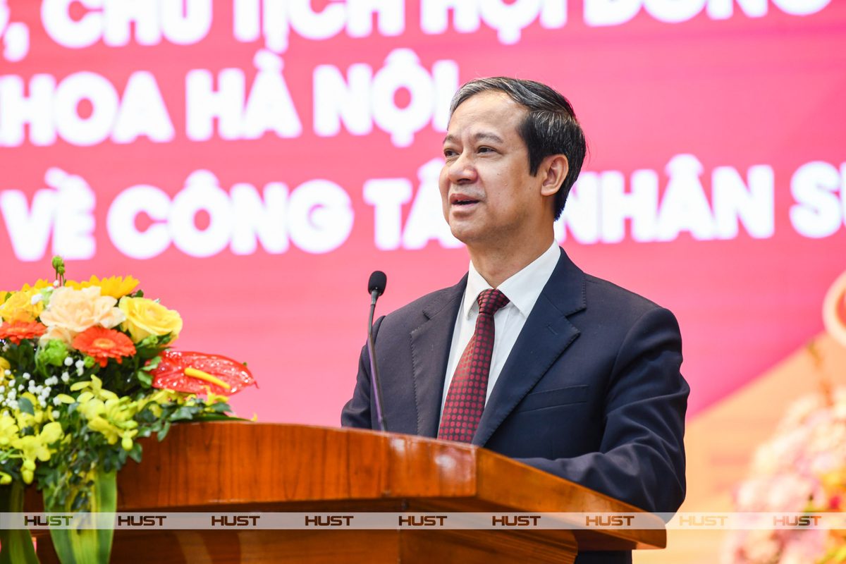 Bộ trưởng Bộ GD&ĐT Nguyễn Kim Sơn phát biểu chúc mừng.